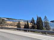 Blick von der Straße E6 auf die Skihalle SNØ bei Oslo