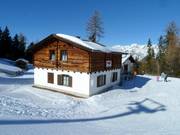 Die Sennalm bietet Schlafmöglichkeiten und liegt direkt im Skigebiet