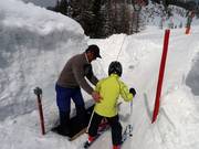 Hilfestellung beim Einsteigen am Tellerlift