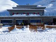 Gäda-Bar und Sonnenterrasse am Jochpass