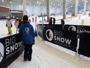 Freundliches Personal scannt den Zugang zur Sesselbahn