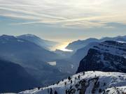 Der Blick schweift vom Gipfel bis zum Gardasee