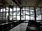 Selbstbedienungsrestaurant mit Blick auf die Pisten