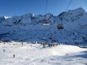 Eine typische Vierersesselbahnen im Skigebiet